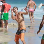 Bruno Montaleone Quase Pelado Na Praia Famosos Nu Famosos Nus